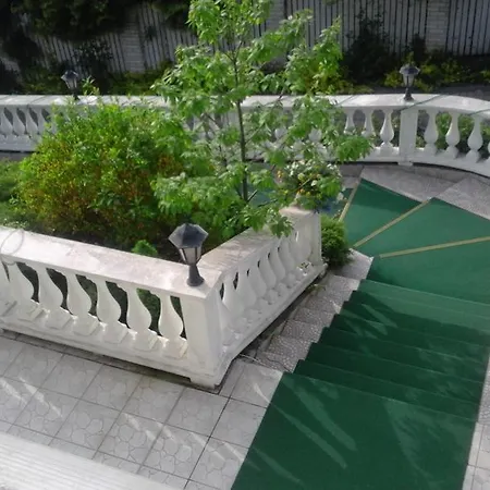 Kolibri Отель Мишкольц