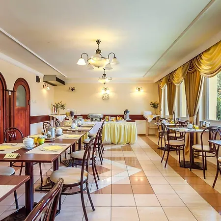 Kolibri Отель Мишкольц